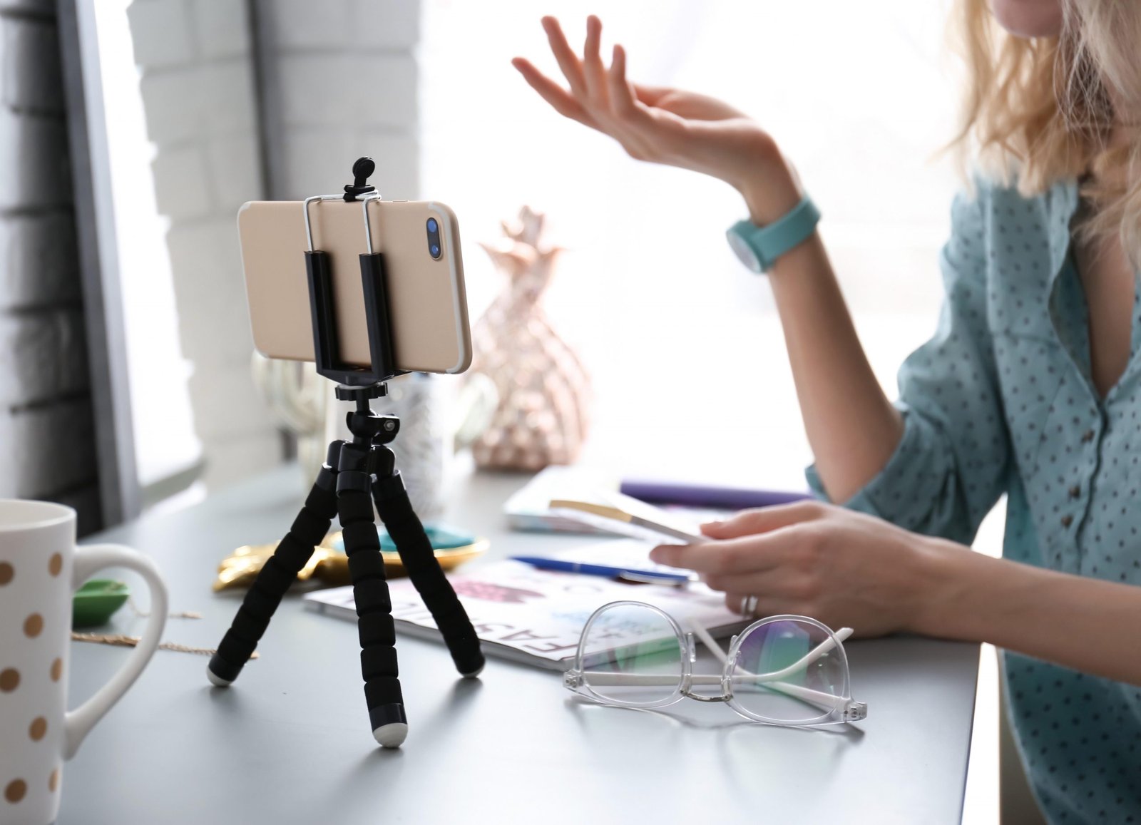Features to Consider When Choosing a Handheld Phone Holder